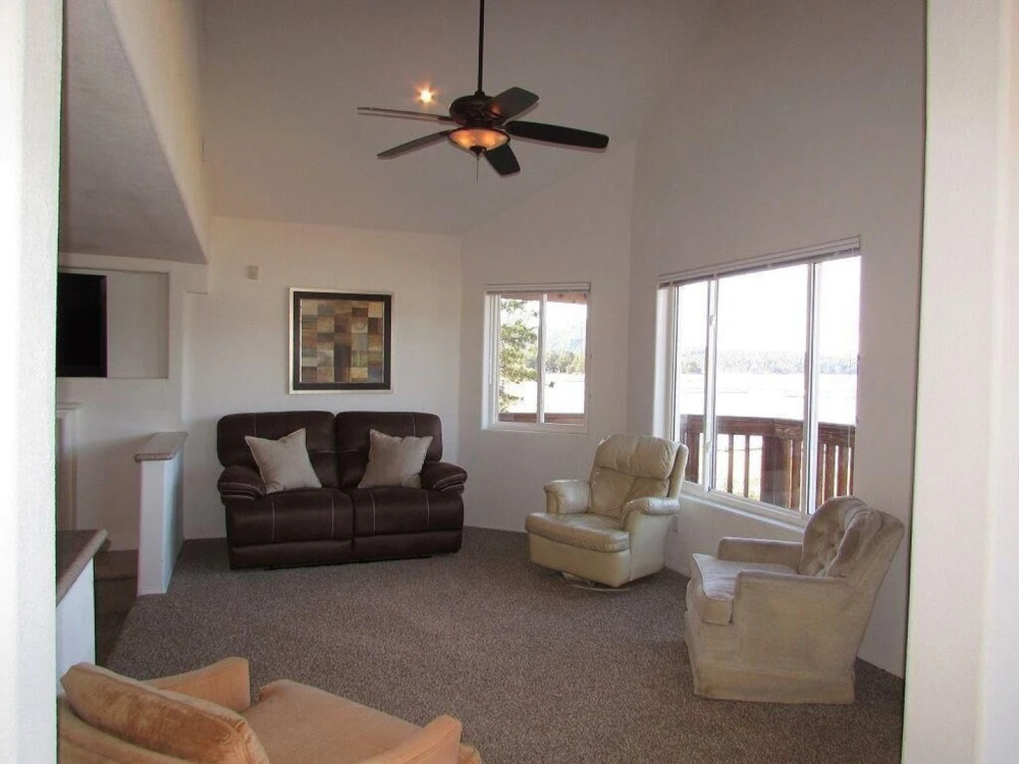 032 - Lakefront Village Escape