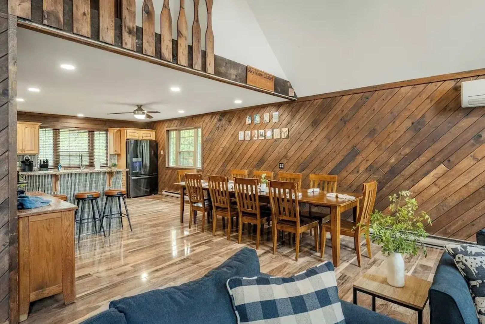 Sky View Chalet by Avantstay Stunning Interior, Spacious Deck, Hot Tub, & View