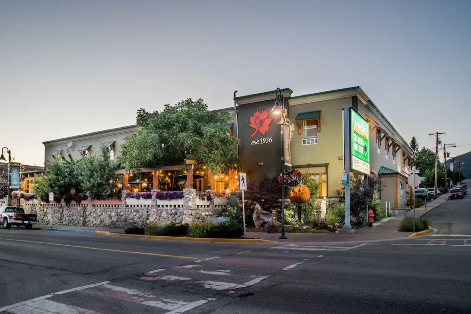 Creston Hotel & Suites