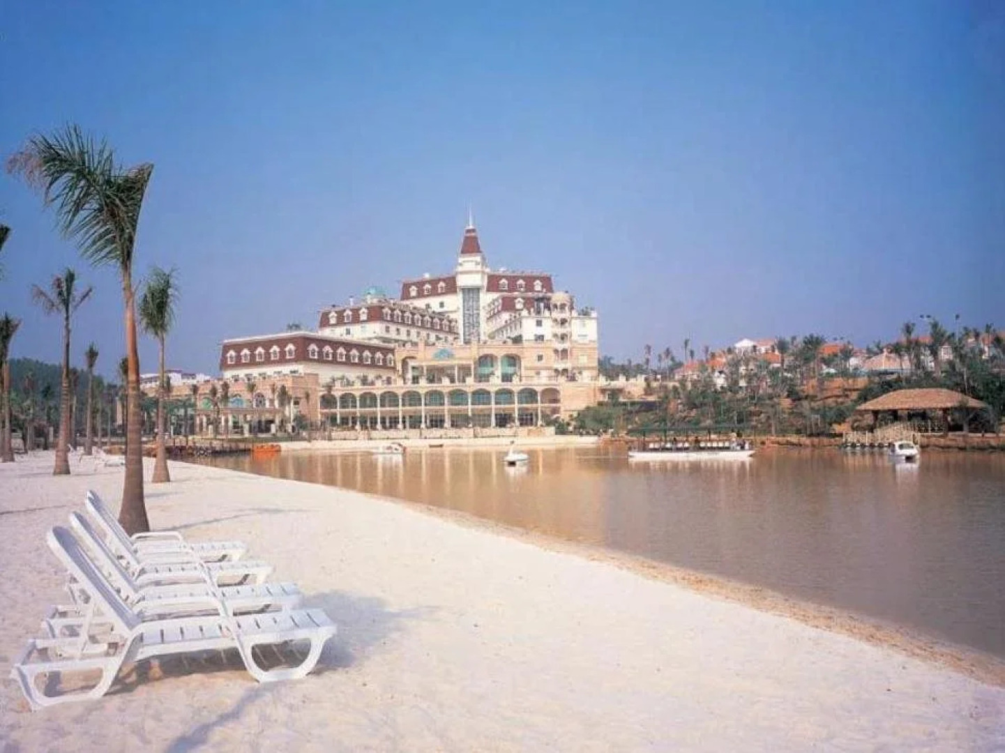 Clifford Golden Lake Hotel