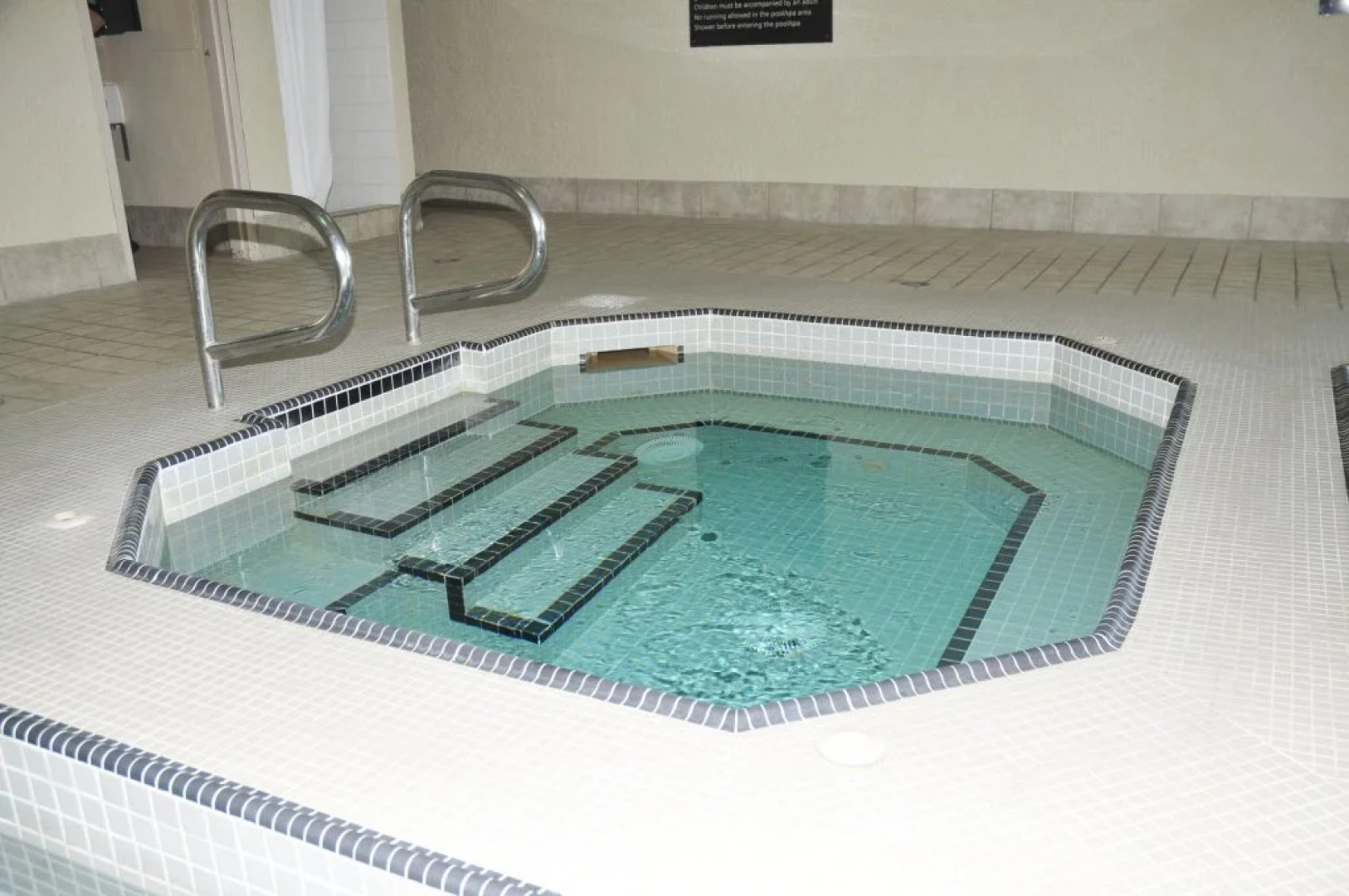 Ramada By Wyndham Niagara Falls By The River