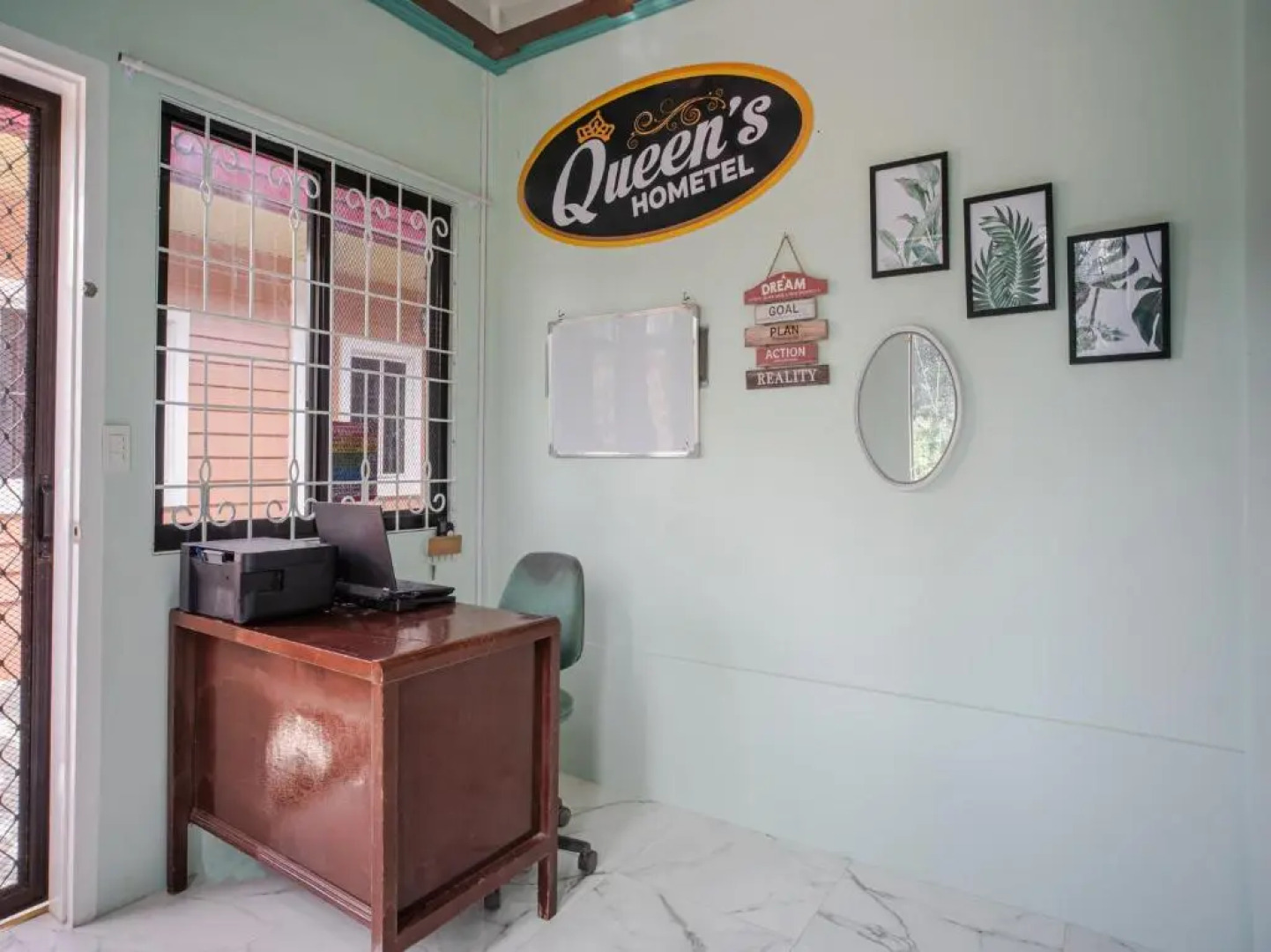 OYO 702 Queens Hometel