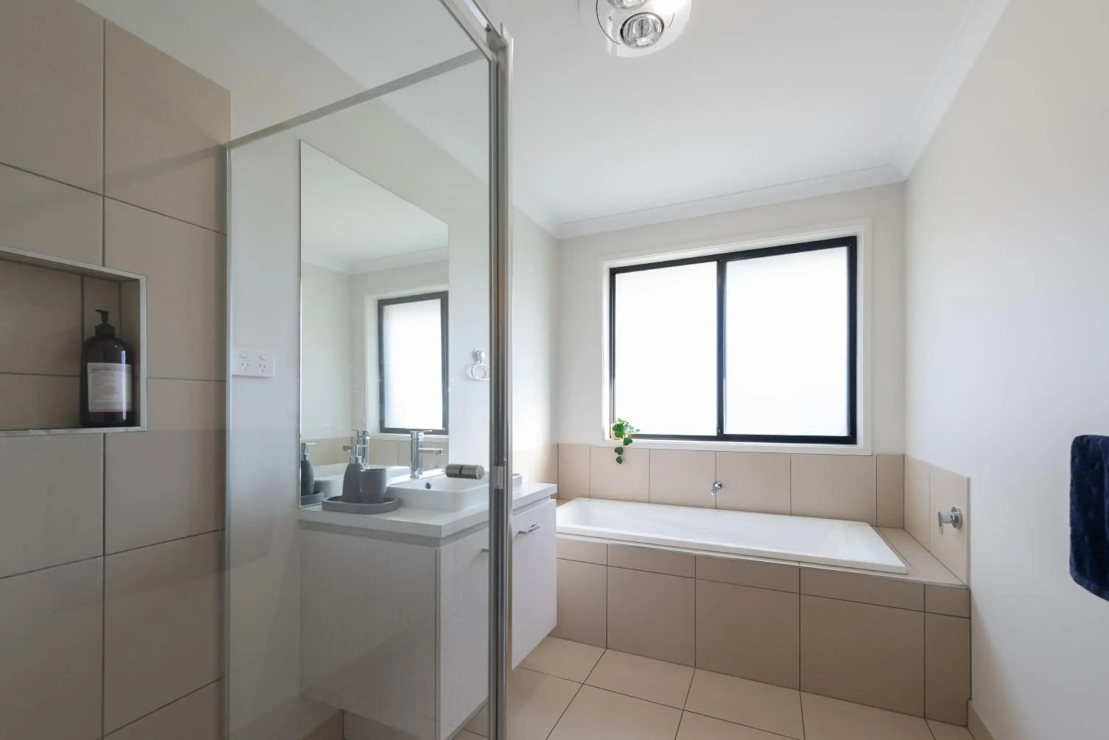 Seabreeze Haven -Wifi, Netflix, pet friendly beach house