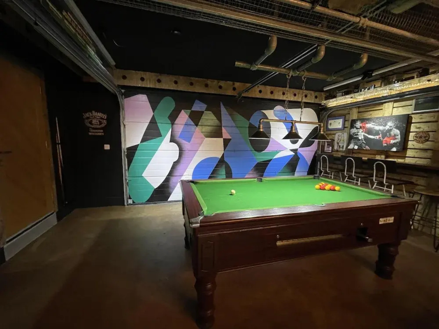 5 Bed House-sleeps 14-hot Tub-bar-garden-parking