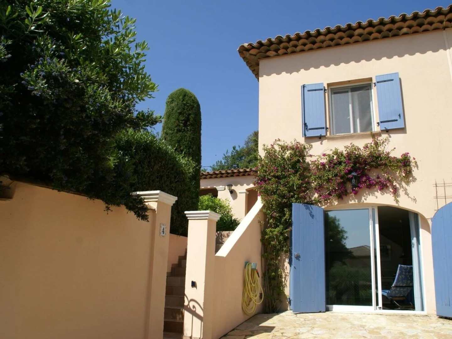 Beautiful Villa With Private Pool, Lovely Terraces, Privacy and Near St. Tropez