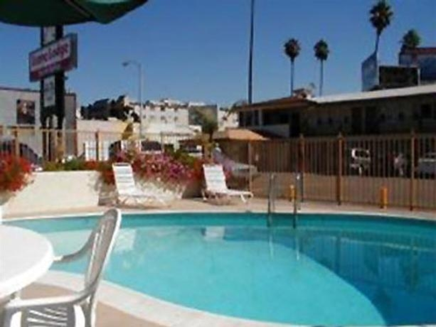 Econo Lodge Inn & Suites West Hollywood