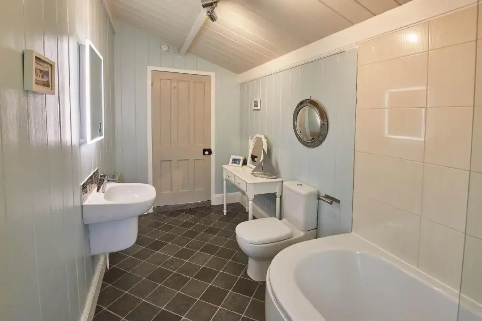 Host Stay The School House