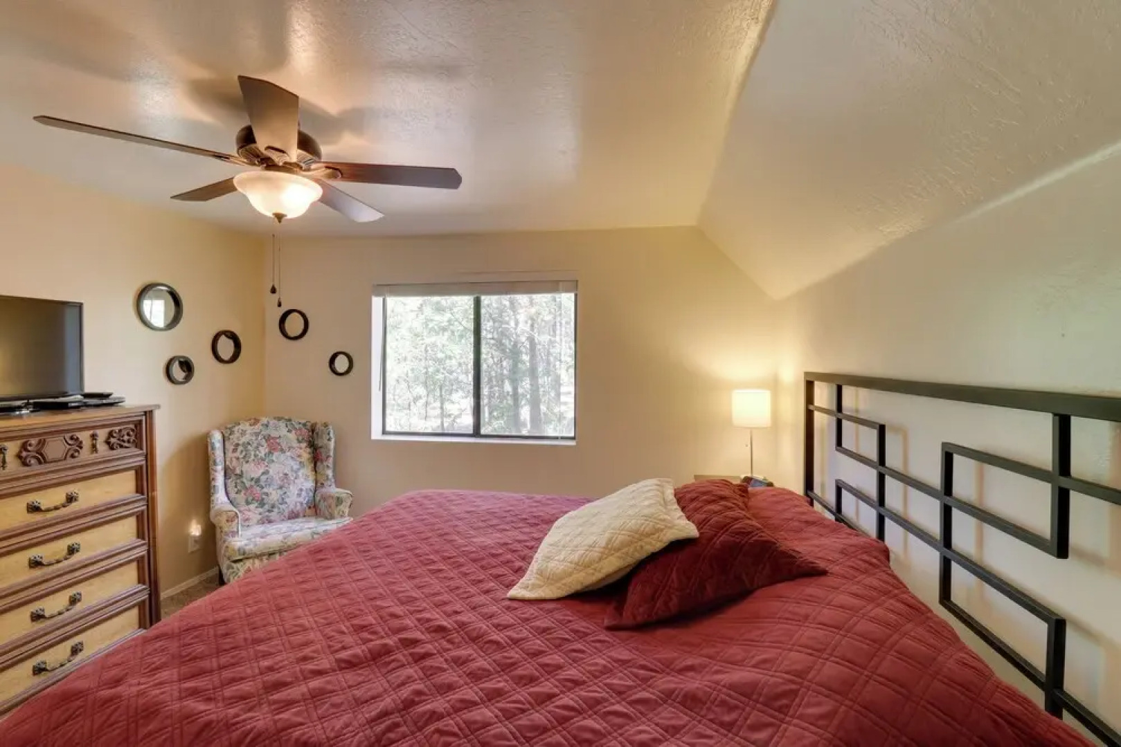A-frame Pinetop Cabin < 6 Mi to Rainbow Lake!
