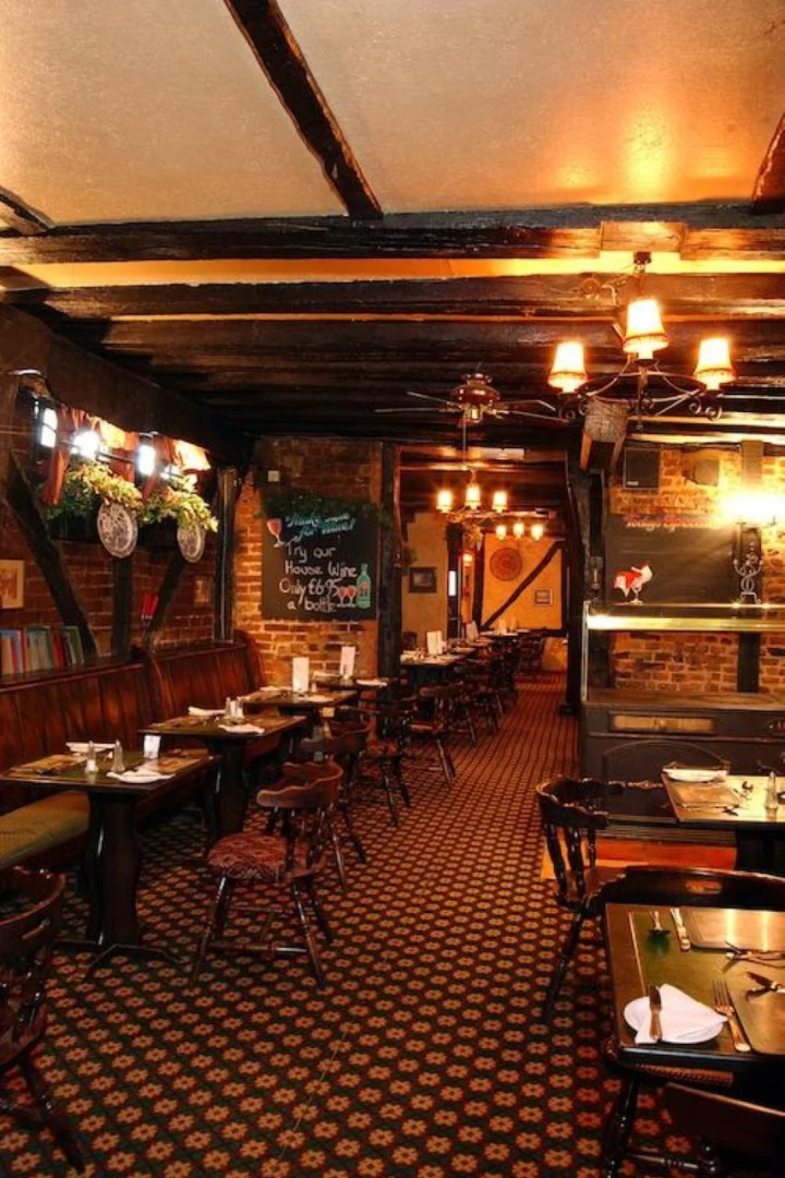 The New Inn by Roomsbooked