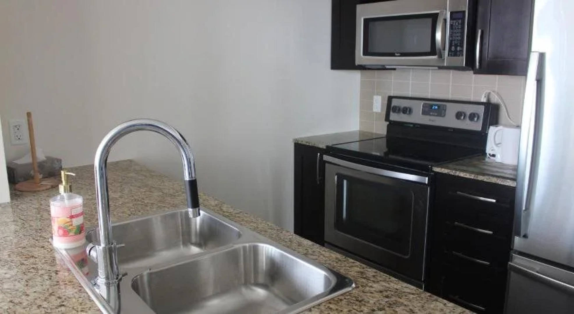 Deluxe Corner Suite - By Elite Suites