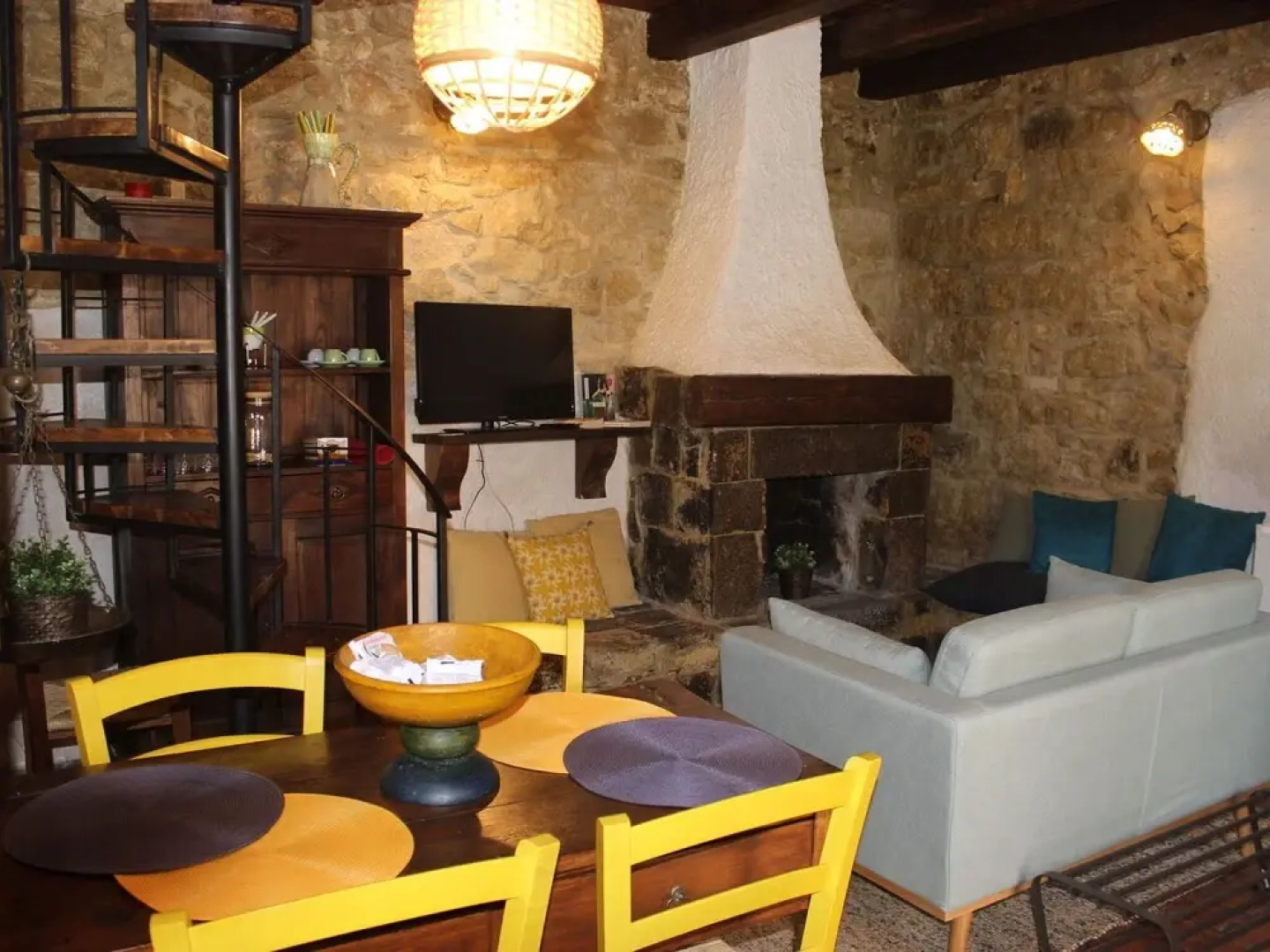 Completely Surrounded by Nature, a Lovely Pool, Sun, Relax!