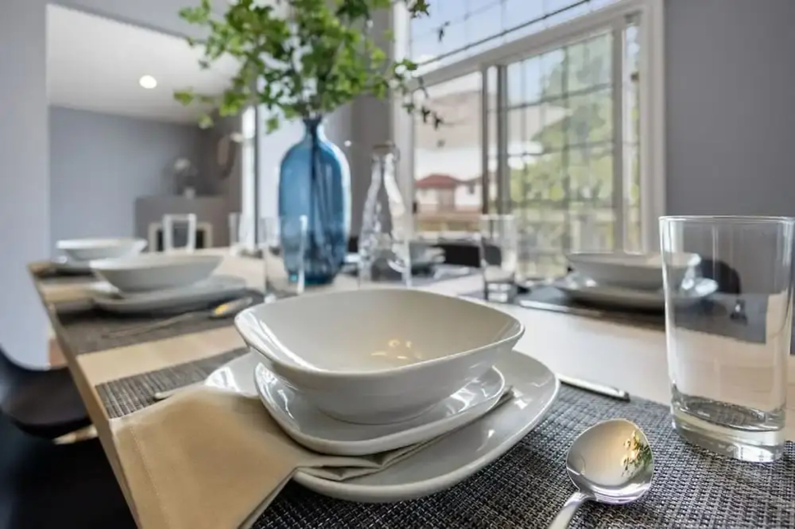 High-ceiling Home Relaxing Patio in Waterloo