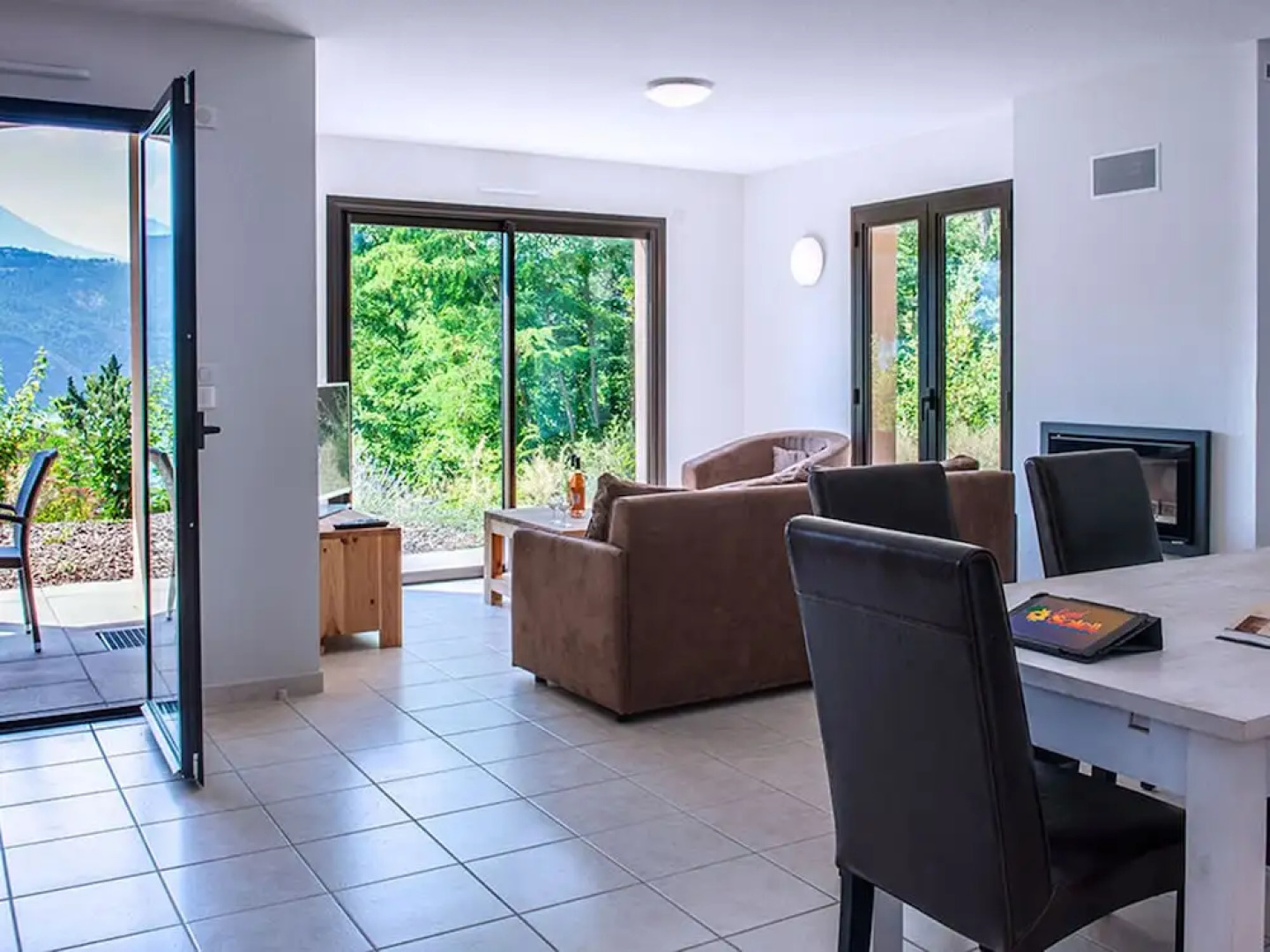 Luxury Apartment With a View of the Mountain Lake of Chorges