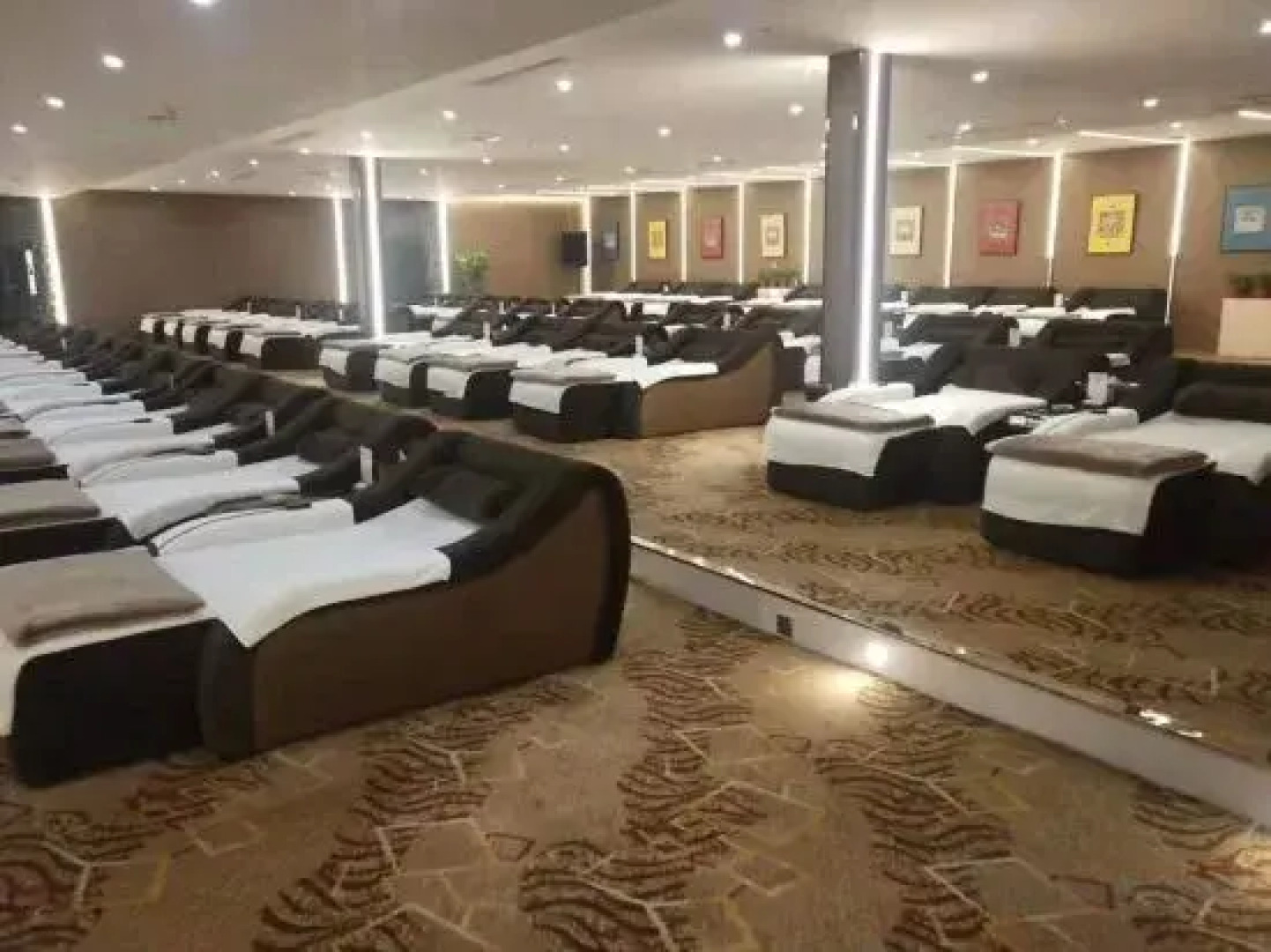 Heide Business Hotel, Ongniut Banner