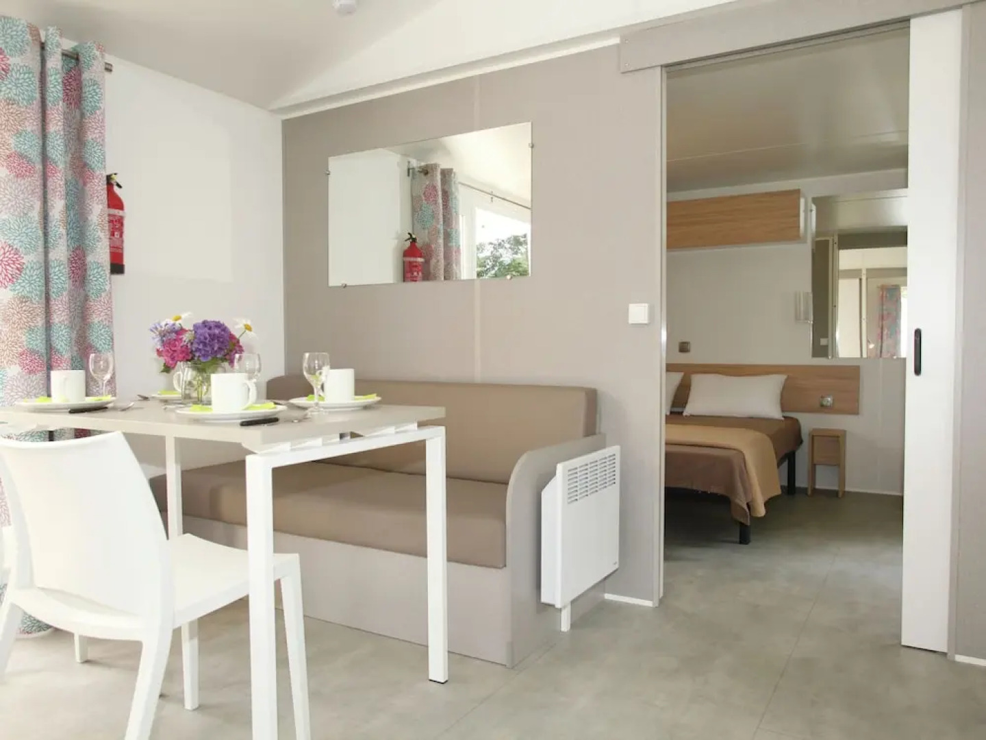 Well-kept chalet with a terrace at 800 m. from the beach