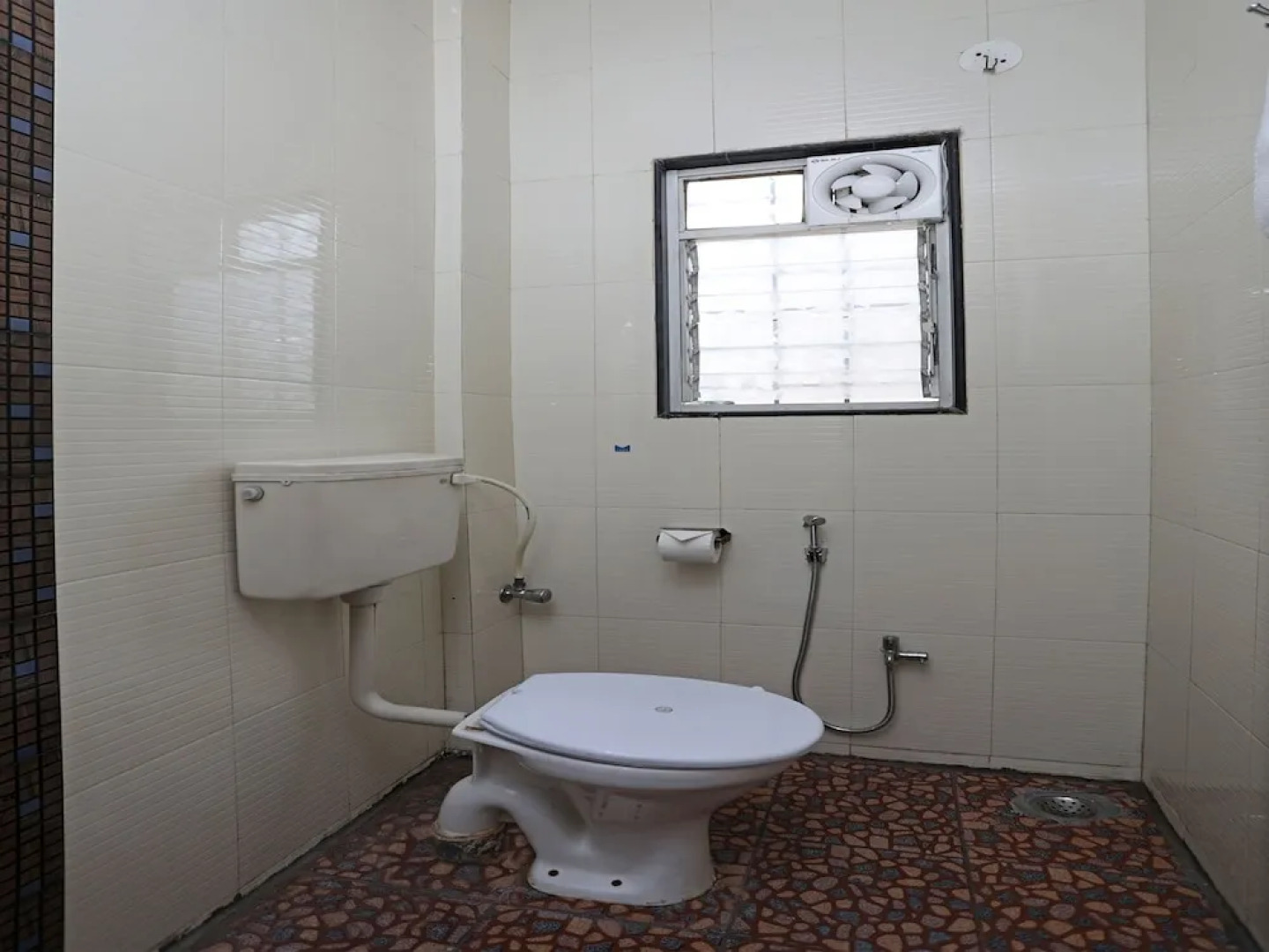 OYO 8996 Hotel Pioneer