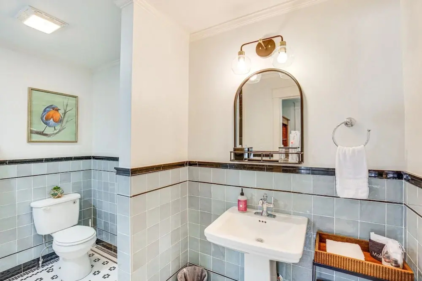 2 Mi to Tyler Rose Garden: Vibrant Apartment!