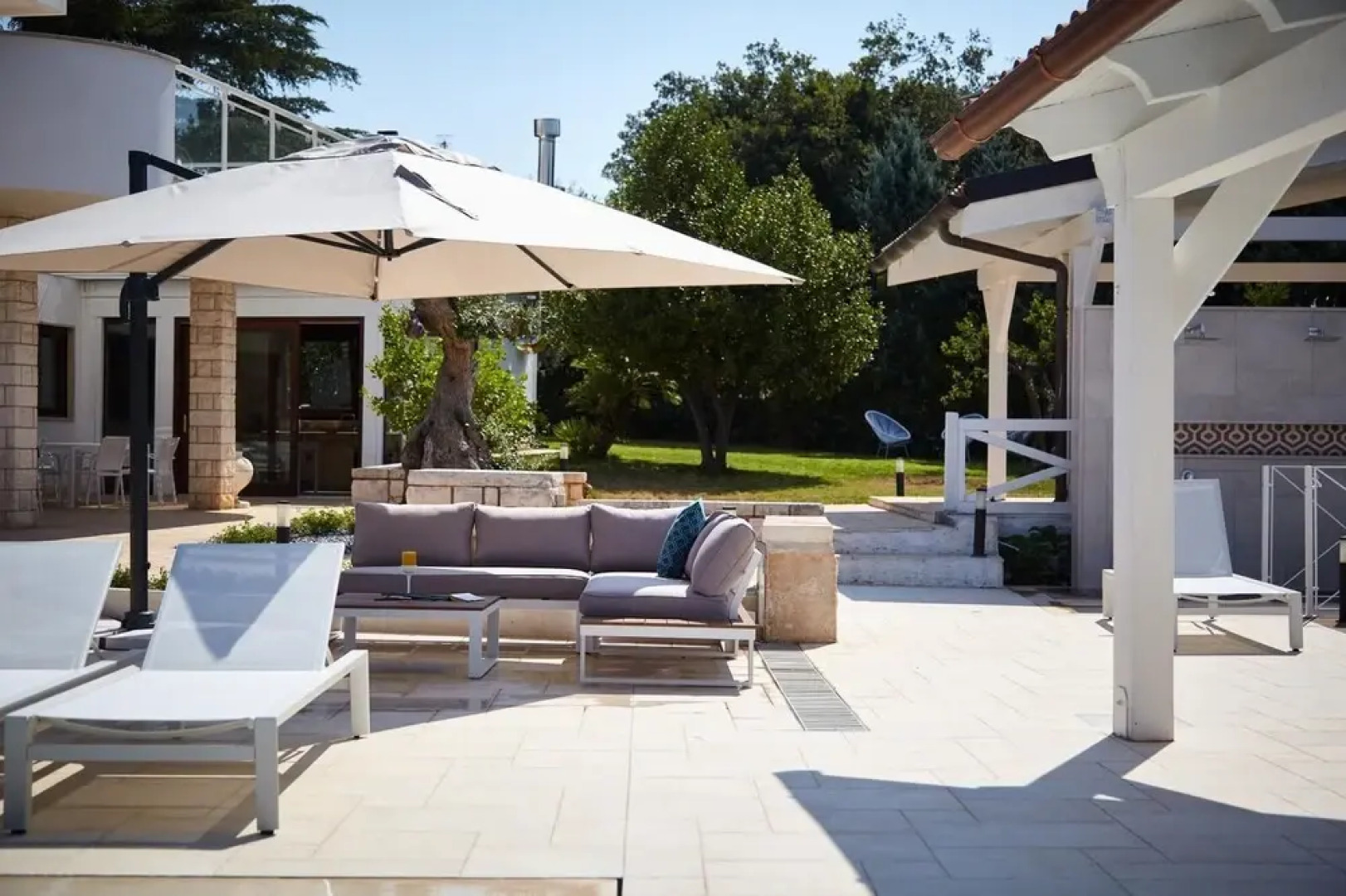 B B D Aprile Camera Camelia