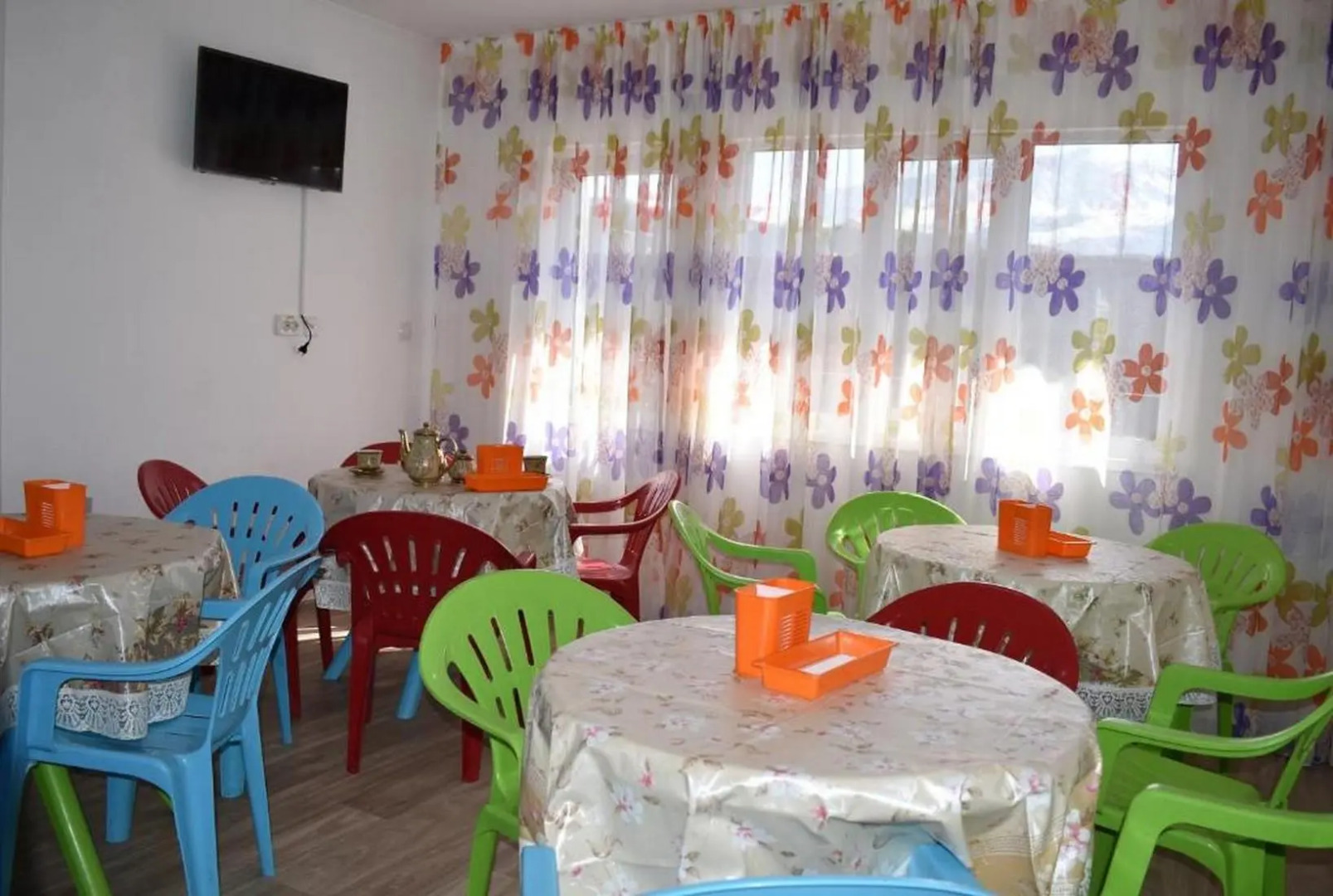 Два абрикоса