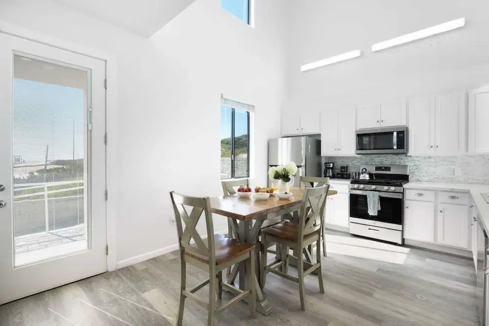 Oceanfront 2BR + Rooftop Deck, & Beach Access Strand Way B