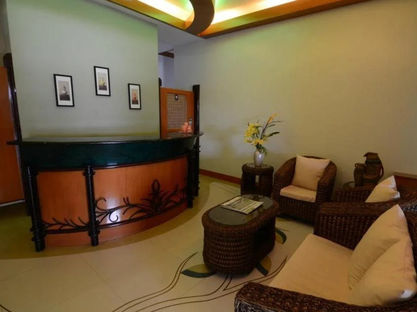 RedDoorz Premium @ Nick Hotel Gerona Tarlac