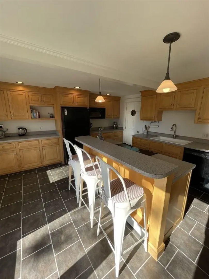 North Sebago Charmer Limit 10 3 Bedroom Home by RedAwning