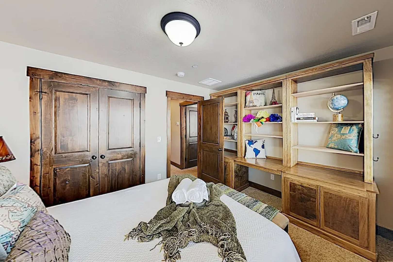 New Listing! Mountain W/ Hot Tub & Deck 5 Bedroom Townhouse