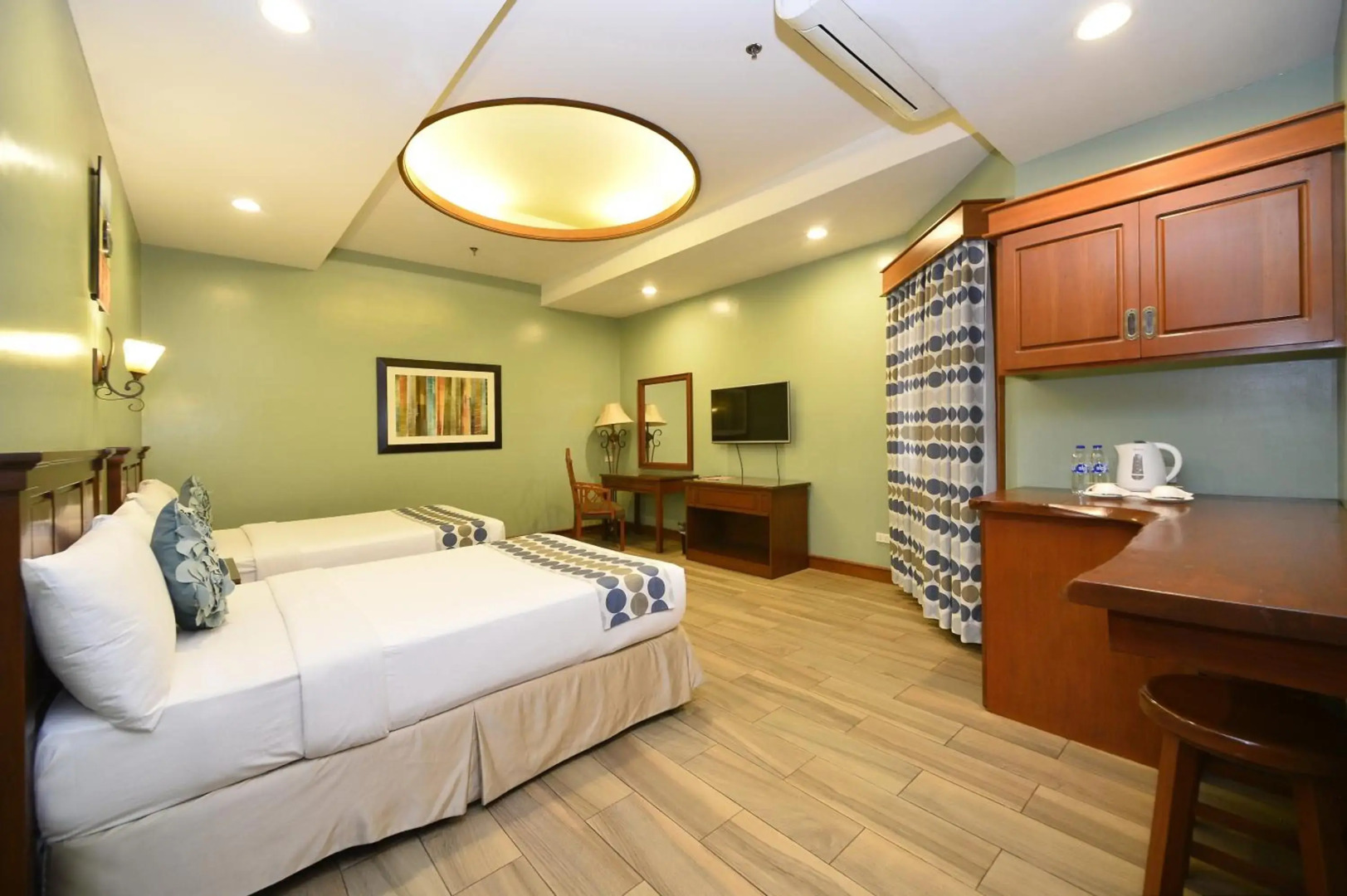 Paragon Hotel and Suites