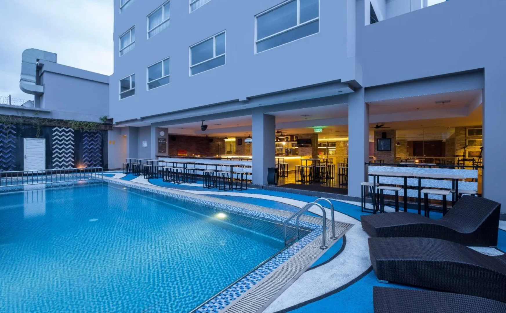 FOX Lite Royal Bay Makassar