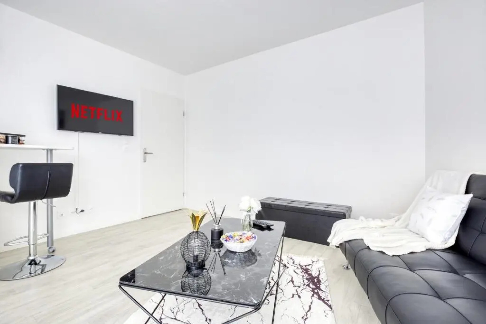 Studio élégant style black&white 5min gare Poissy