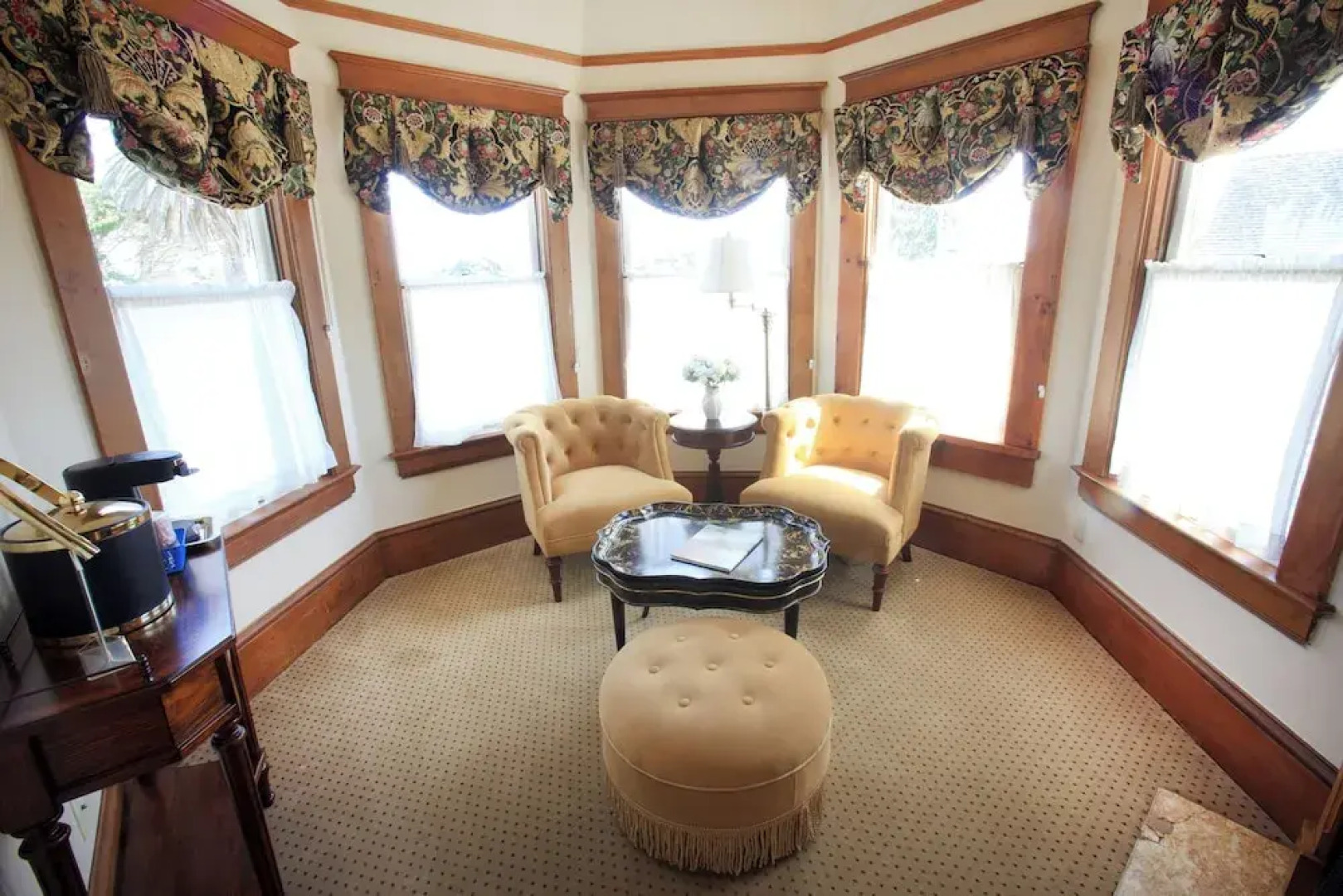 The Charles Pacific Grove - Artfully Designed Inclusive Inn