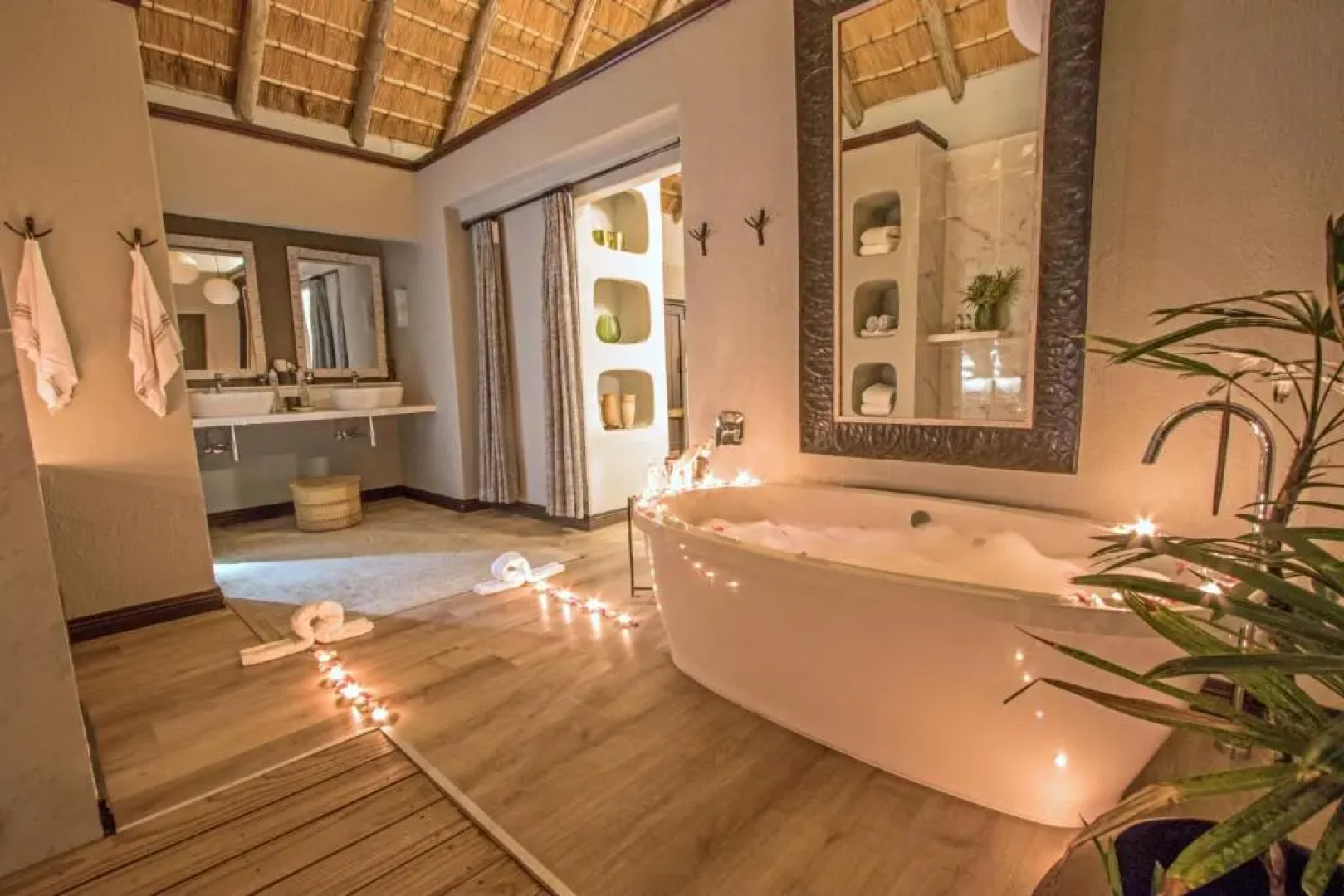 Thornybush Simbambili Lodge