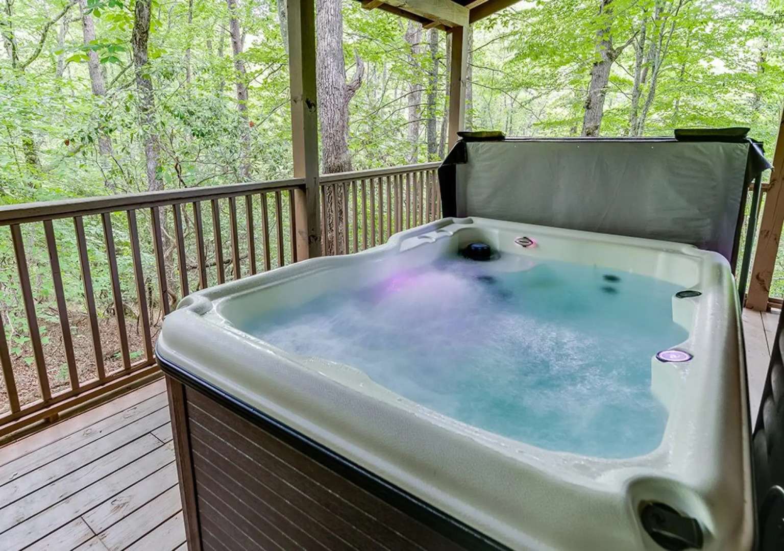 Luxury Cabin Sleeps 8 With Creekside Fire pit Near Helen GA