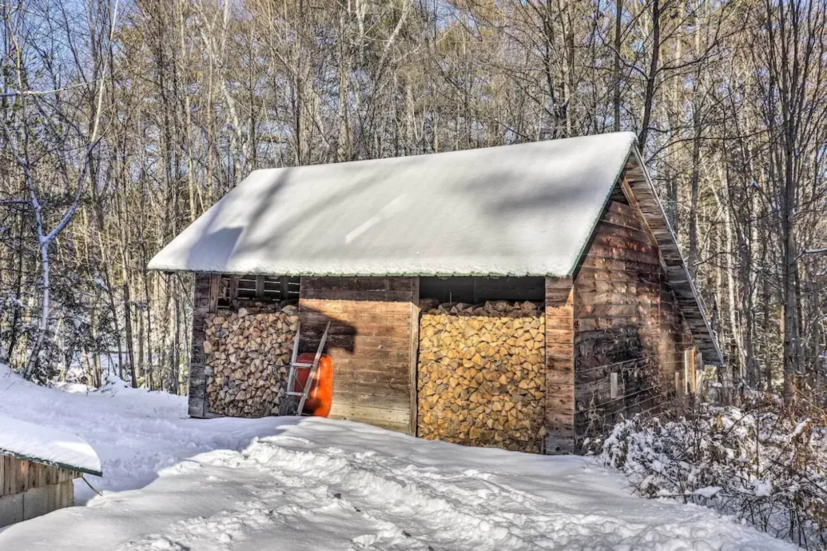 Black Bear Lodge: A Rural White Mtns Retreat