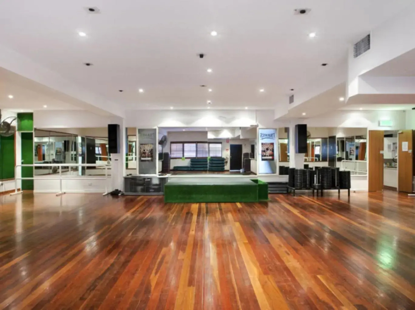 Cool Noosa Home. Central location. A/C. Gym. WIFI. Netflix