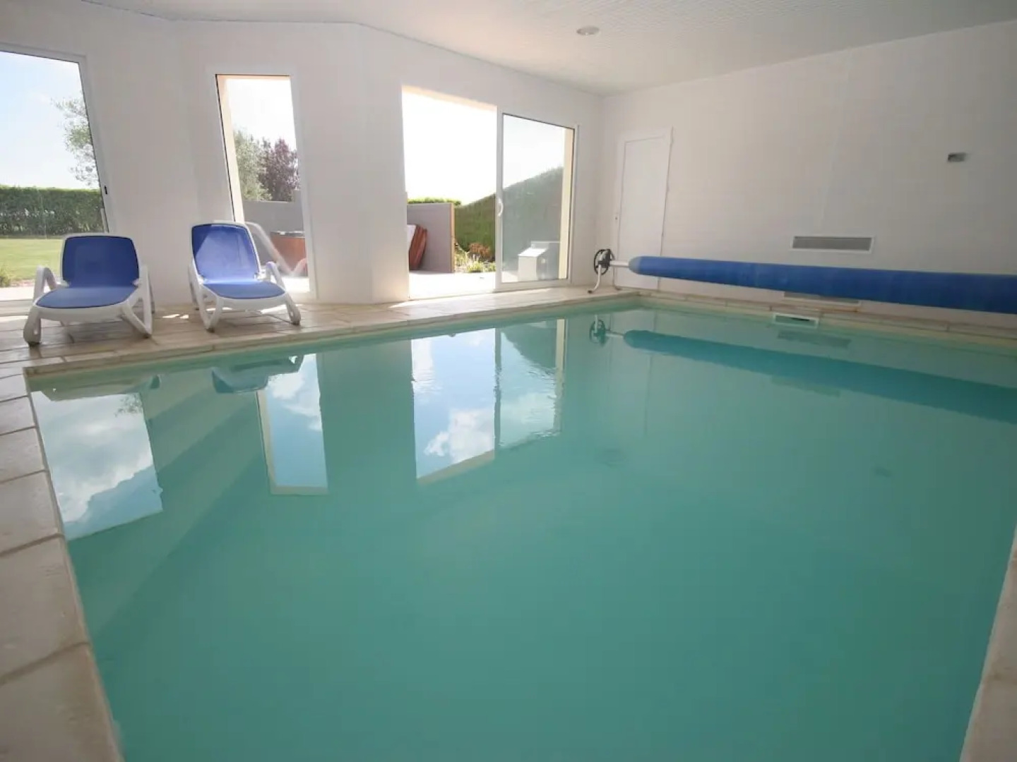 Villa With Indoor Heated Pool and Jacuzzi, Only 1.5 km of Beach and sea