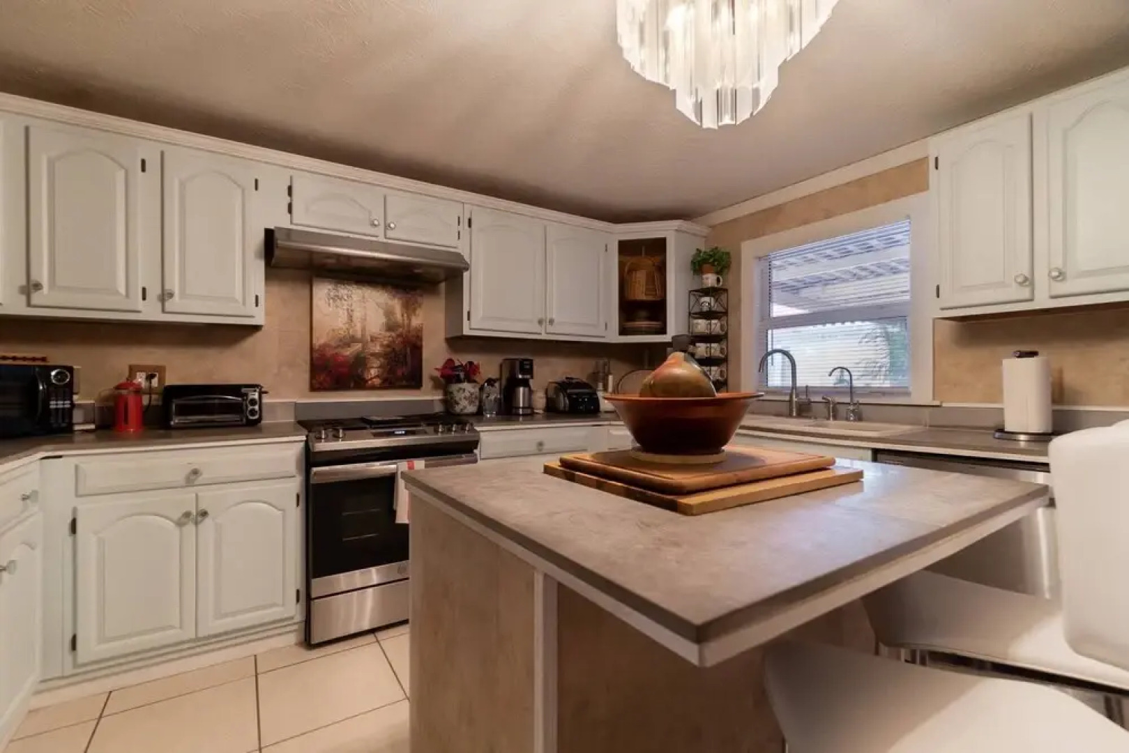 The Secret Garden - The Cottage Near Beach, Shops, Restaurants, Pet Friendly, Close to Lucerne Ave!