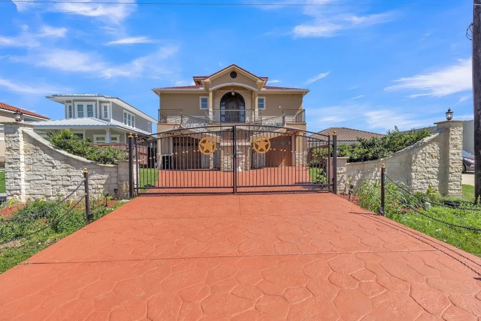 Charming 2 Story Retreat 2 Bedroom Home by RedAwning