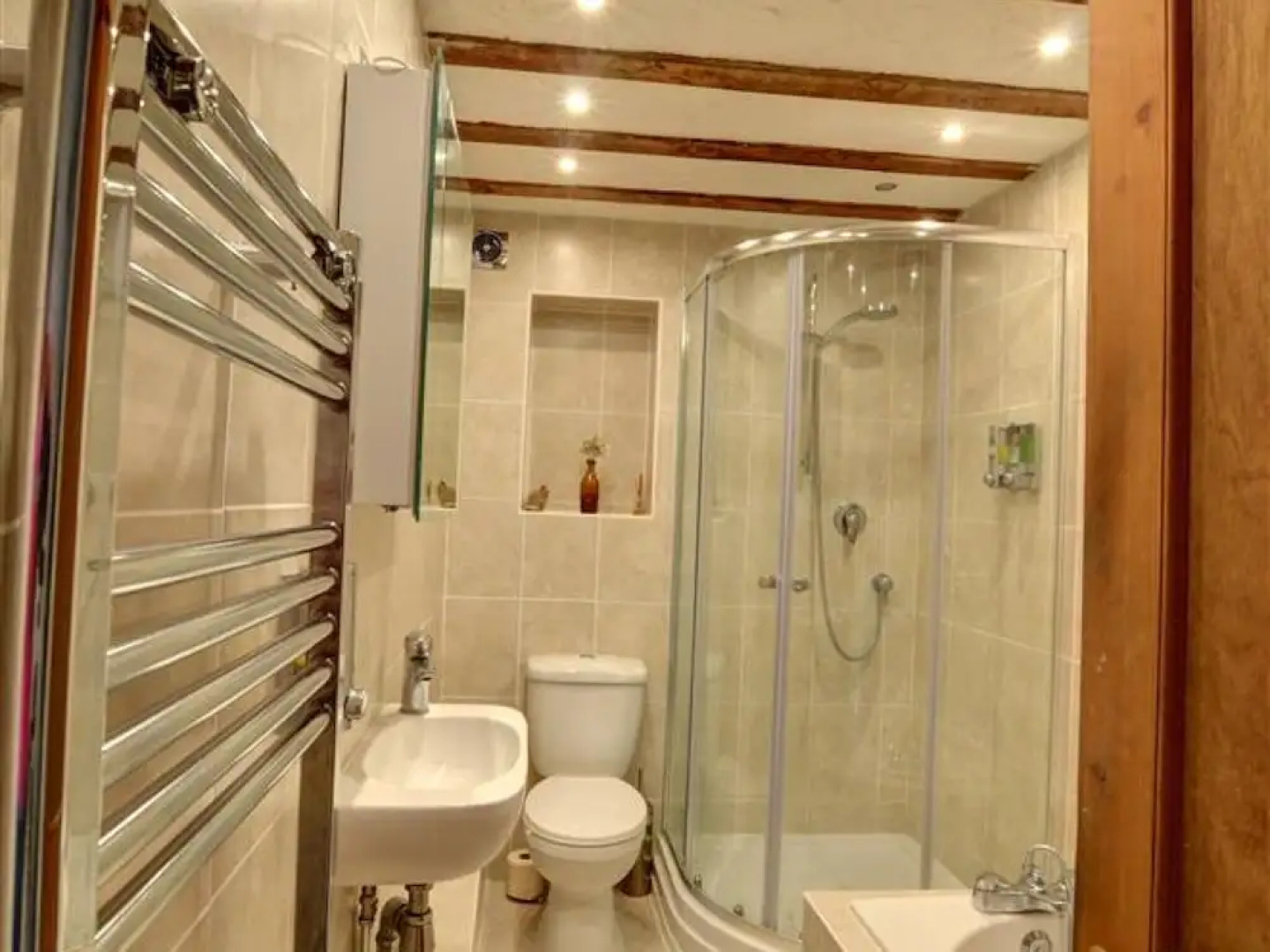 Converted Barn With Excellent Wooden Beams, High Ceiling and a Cosy Terrace