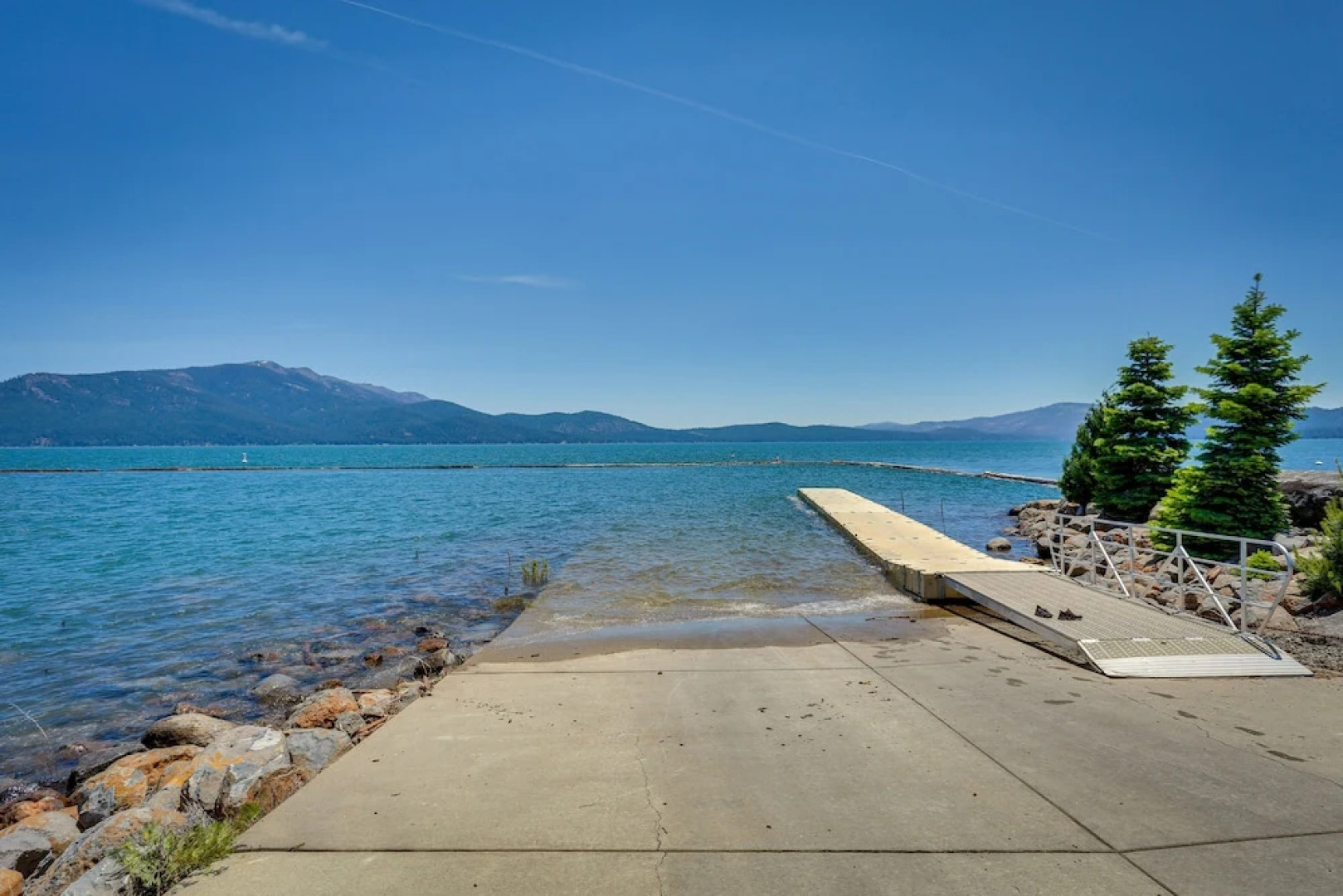 Lake Almanor Cabin w/ Deck & Beach Access