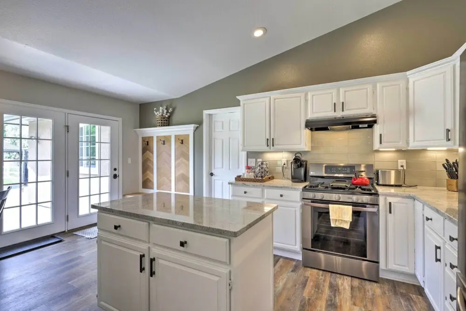 Home w/ Grill ~ 4 Miles to CO National Monument!