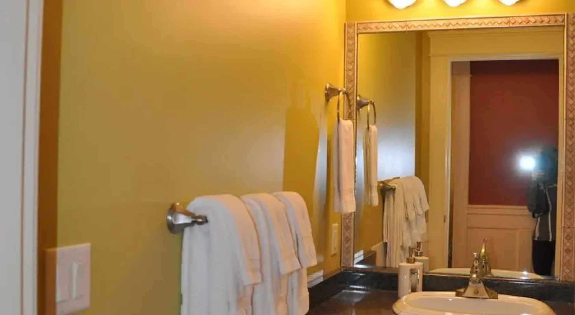 Lakeview Suites & Vacation Rentals