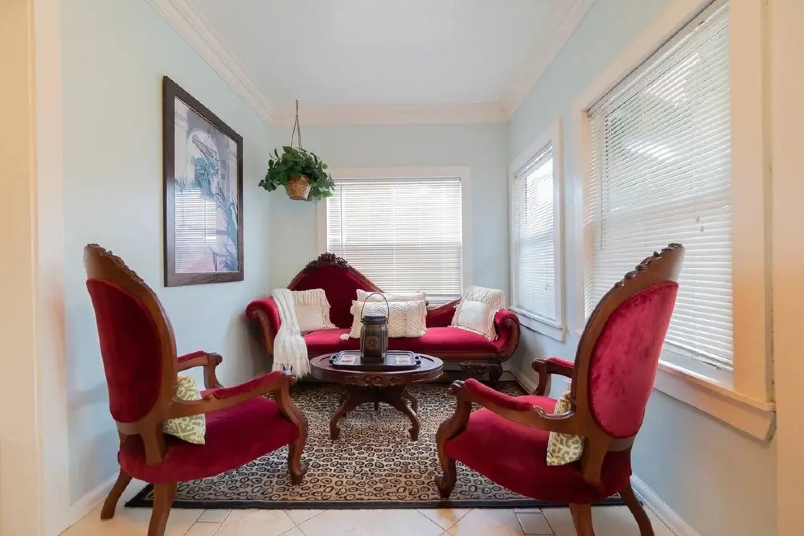 The Secret Garden - The Cottage Near Beach, Shops, Restaurants, Pet Friendly, Close to Lucerne Ave!