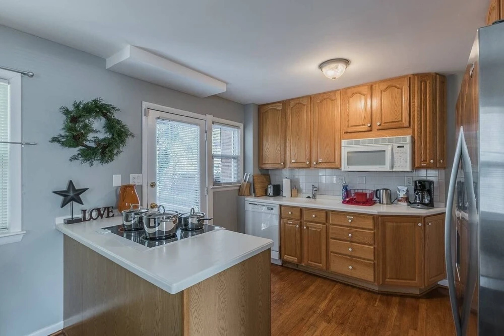 Gorgeous House with Pool Table 1 block to metro