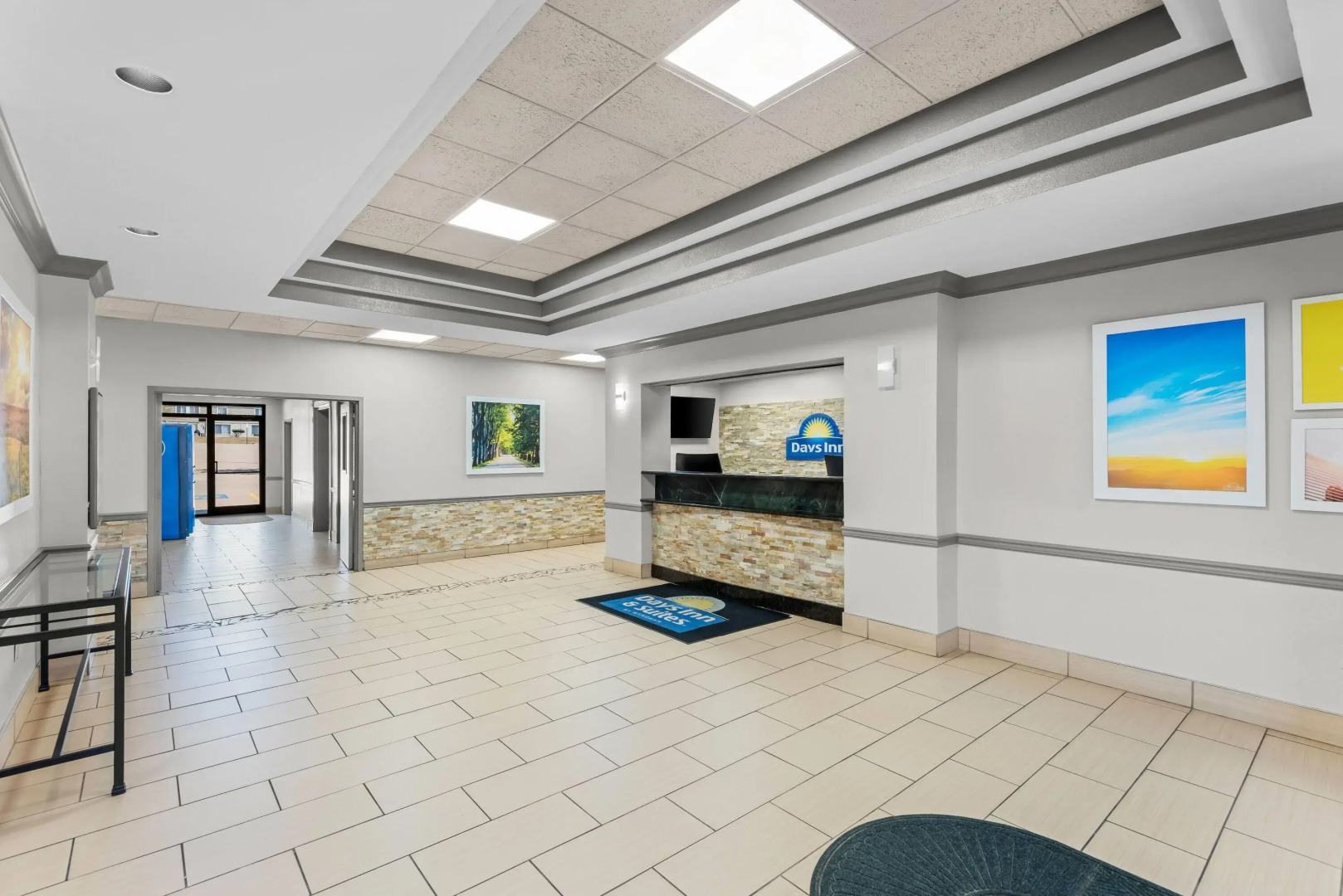 Days Inn & Suites by Wyndham Cedar Rapids