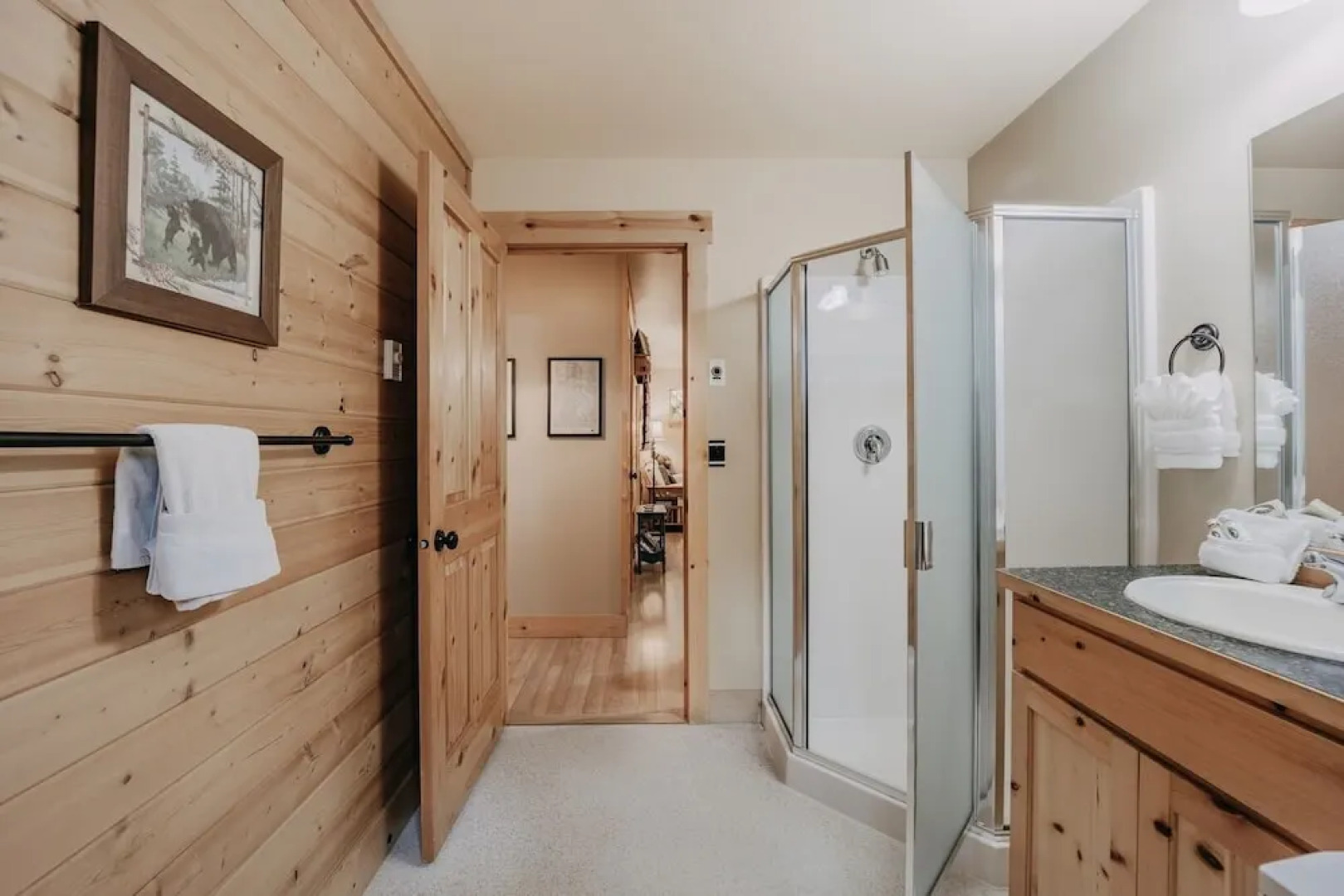 95gs - Hot Tub - Wifi - Pets Ok - Sleeps 4 2 Bedroom Home by RedAwning