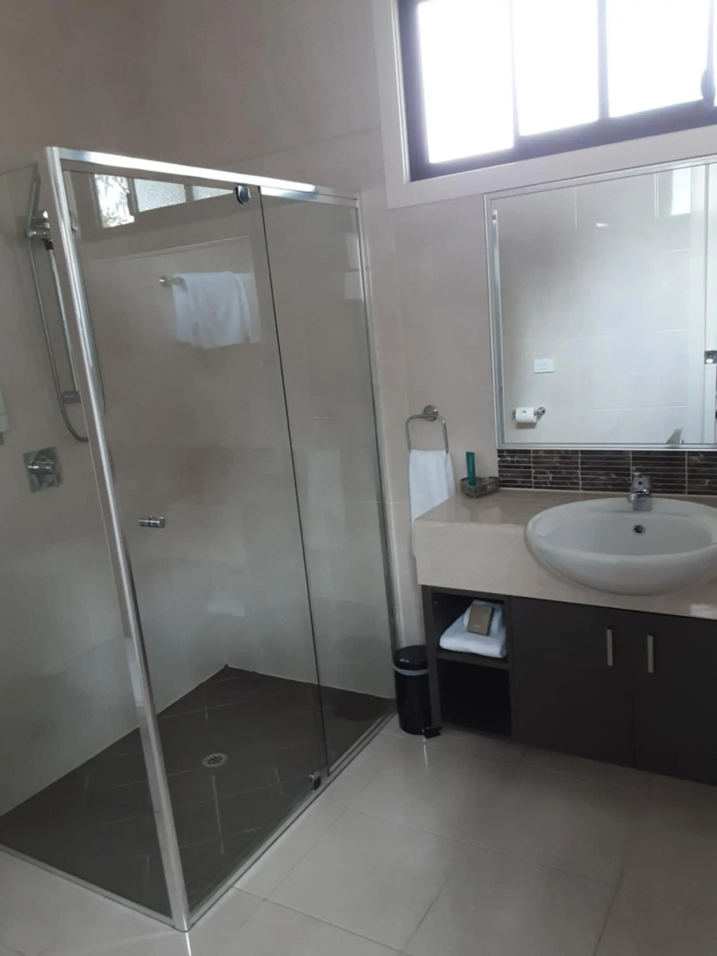 Adelphi Apartment 2- Poolside or Apartment 2A- King Studio