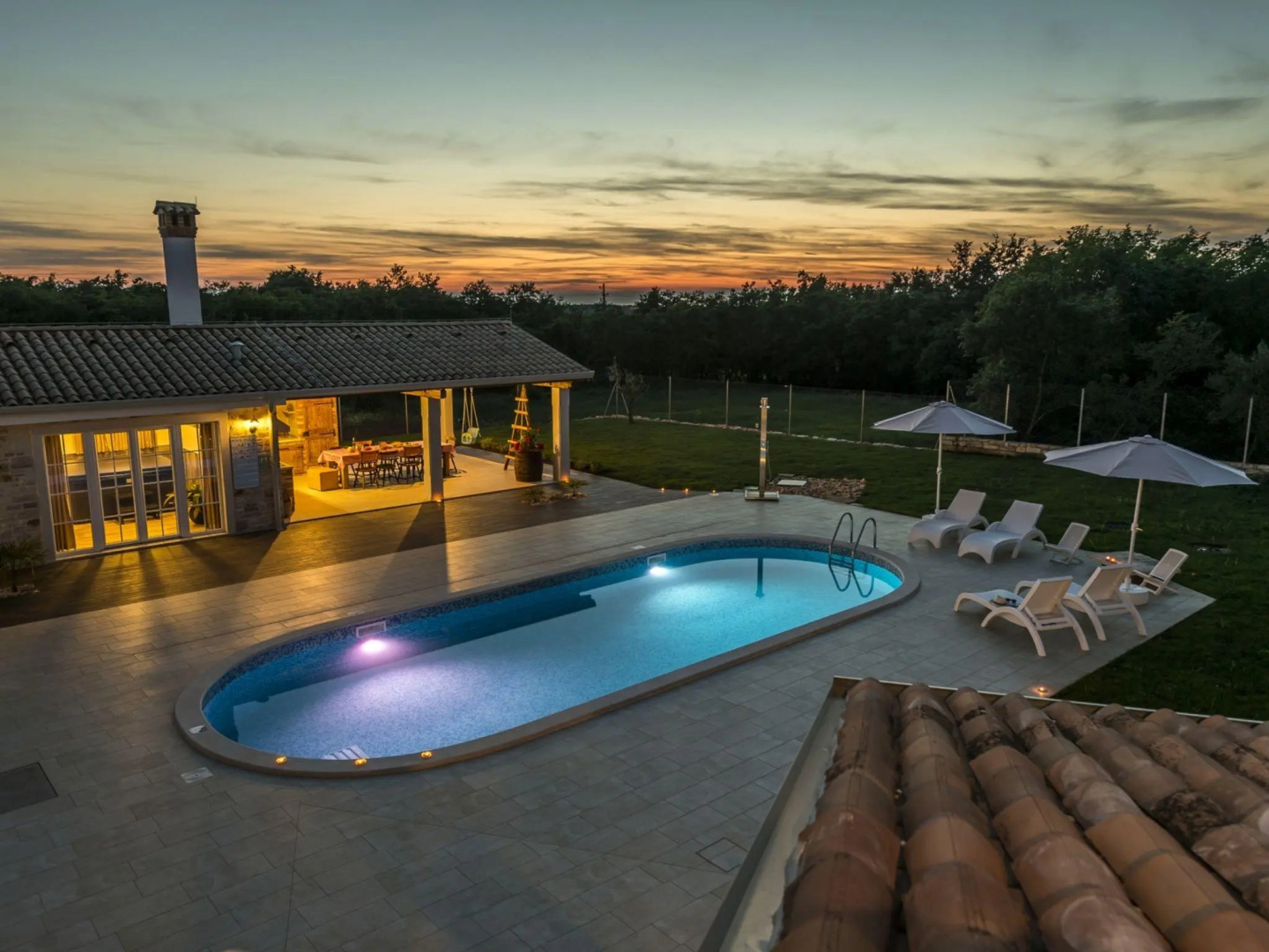 Top-class holiday house with private pool and whirlpool only 1 km from the sea