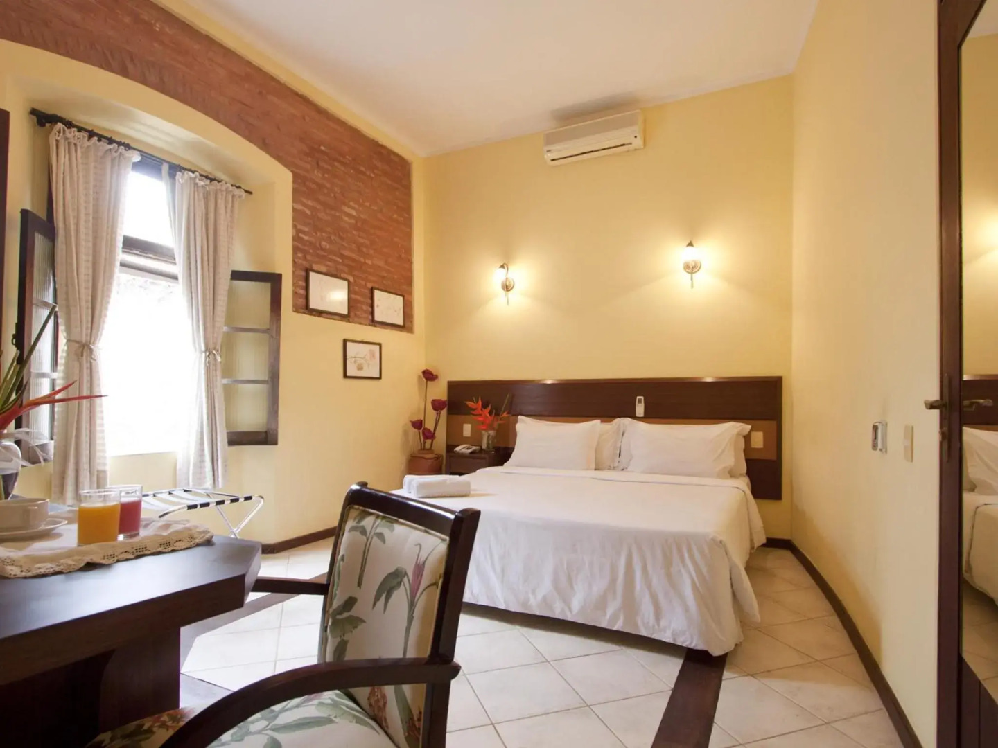 Solar do Carmo Suites & Apartments