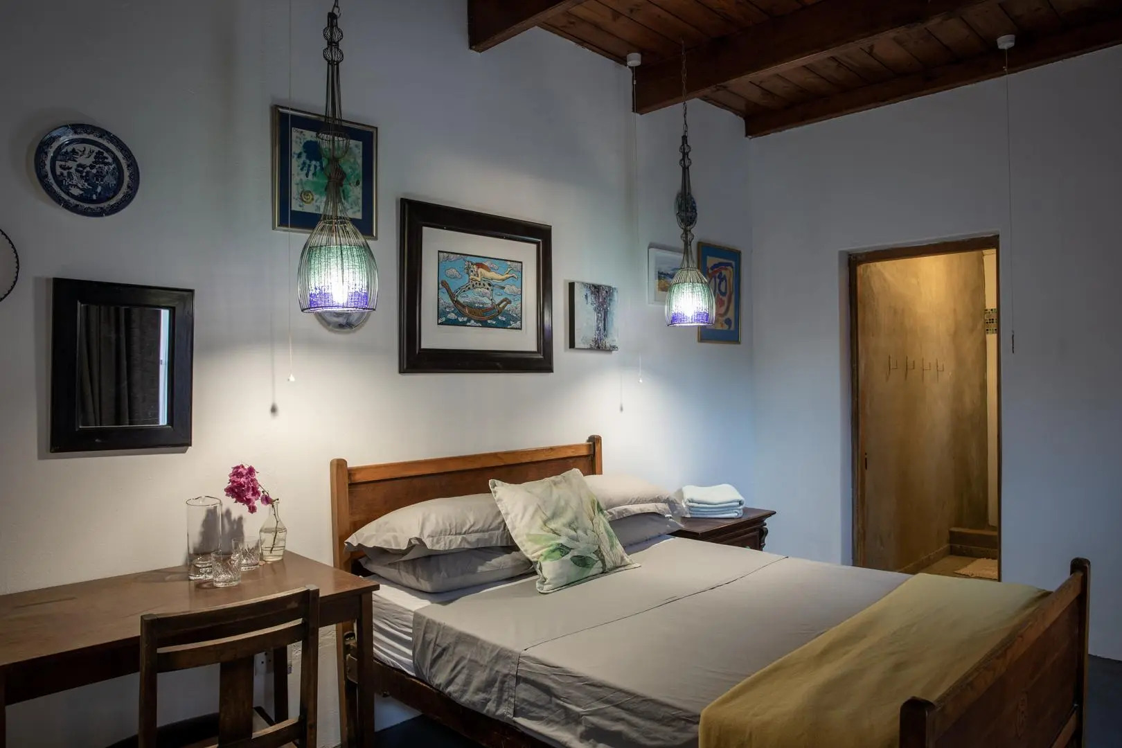 Ebonymoon Guest House and Studio